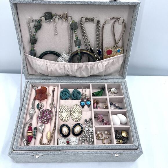 Vintage To Modern Costume Jewelry Mixed Lot Brooch Rings Necklace in Jewelry Box - Picture 13 of 14